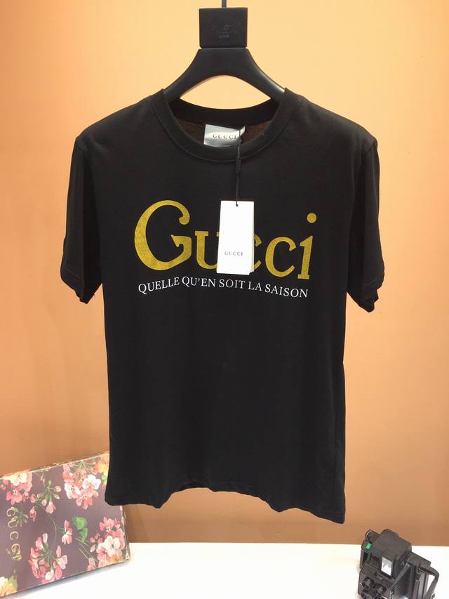 Gucci 古驰， Ss春夏新品，专柜同步有售，原单狠货，时尚奢华单品，采用进口120支欧棉透气面料，胸前印花字母图案Logo，专柜卖相，档次极高，上身帅气有型