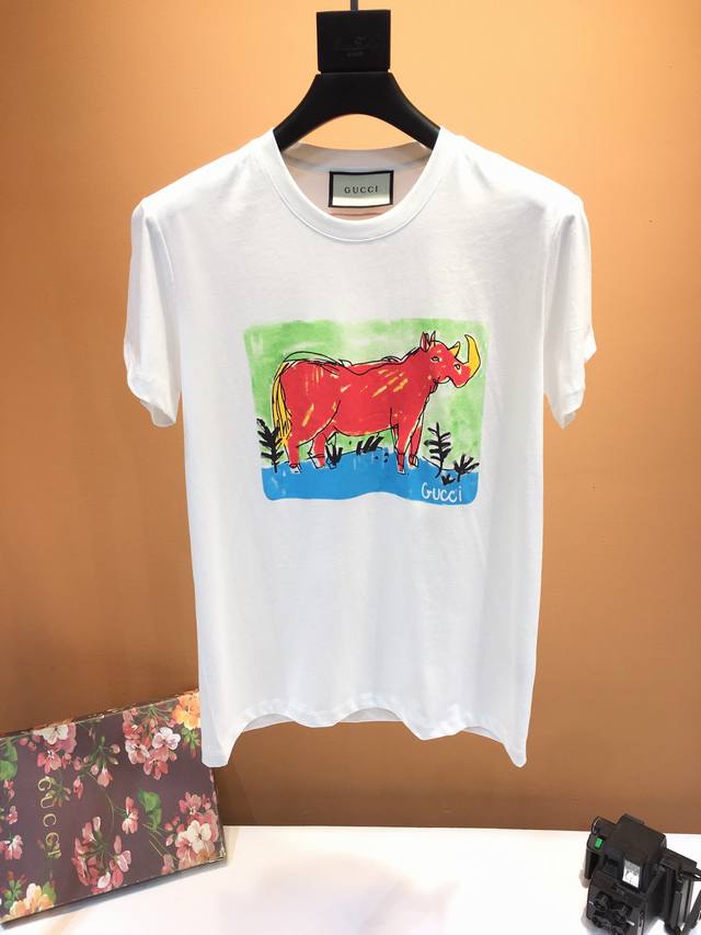 Gucci 古驰， Ss春夏新品，专柜同步有售，原单狠货，采用进口120支欧棉面料，顶级印花工艺Logo，采用最新元素图案，专柜卖相，上身时尚帅气，三标齐全，档