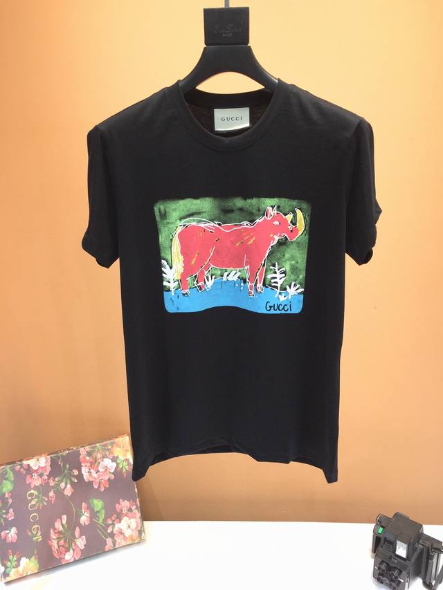 Gucci 古驰， Ss春夏新品，专柜同步有售，原单狠货，采用进口120支欧棉面料，顶级印花工艺Logo，采用最新元素图案，专柜卖相，上身时尚帅气，三标齐全，档