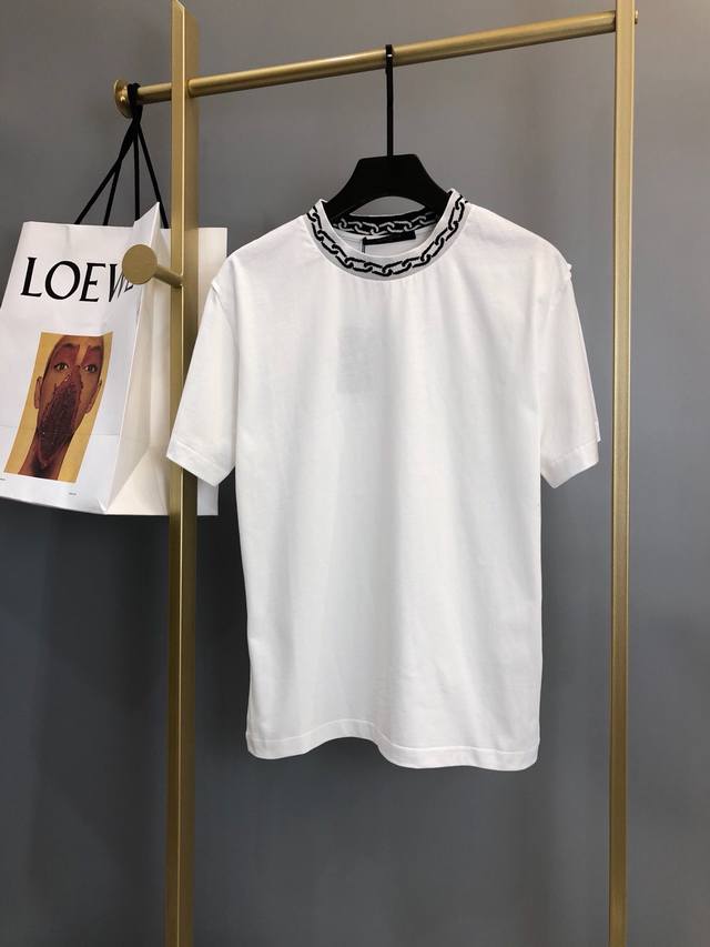 LV 驴牌 春夏系列 提花链条针织领口设计 百搭款短袖T恤，定制纯棉平纹布，上身舒适透气，反向版型设计，上身时尚高端大气，送人和自留是不可多得的选择欢迎对比专柜