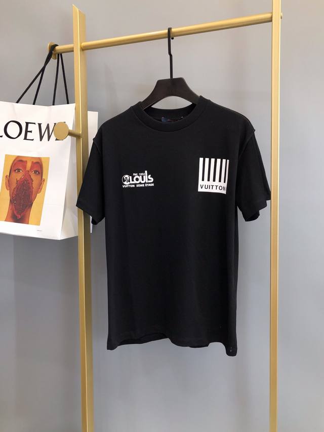 LV 驴牌 专柜在售款男女同款短袖T恤，一眼就爱上的系列，全品相贸易公司订单。订制16织280克高支纯棉主料，定织横机螺纹领，三种印花工艺，袖子反向车工设计，酷