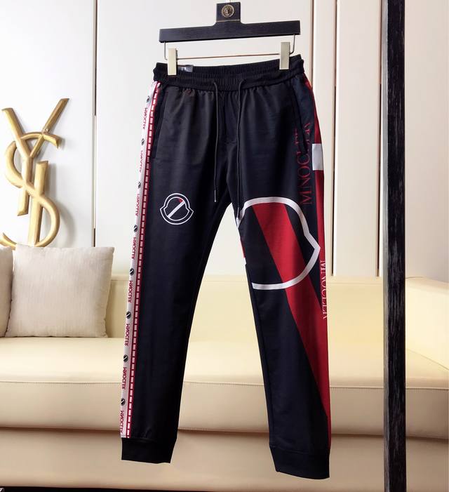 休闲裤 Moncler 蒙口 新款男士休闲长裤！官网同步销售！细节无可挑剔，数码3D立体印花面料，完美设计理念，体现高品质。手感细腻柔软！让你穿着更加舒适！立体