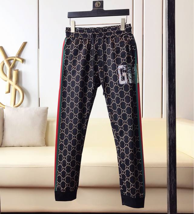休闲裤 Gucci古奇 新款男士休闲长裤！官网同步销售！细节无可挑剔，数码3D立体印花面料，完美设计理念，体现高品质。手感细腻柔软！让你穿着更加舒适！立体裁剪版