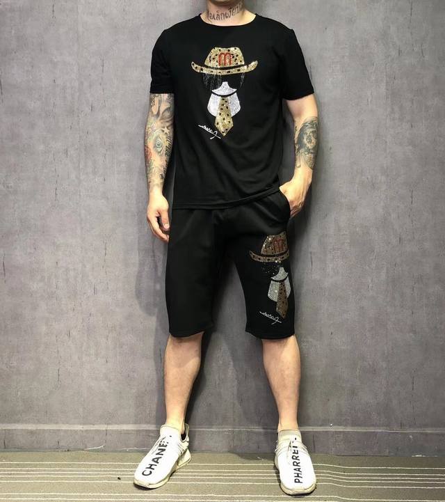 品牌 芬迪 Ss春夏最新款套装，限定版 官网同步.专柜橱窗主打皇室系列！定制丝光棉面料.手感柔软.穿着舒适.专柜级别精致车线.做工精细.上身效果无敌帅气、型男必