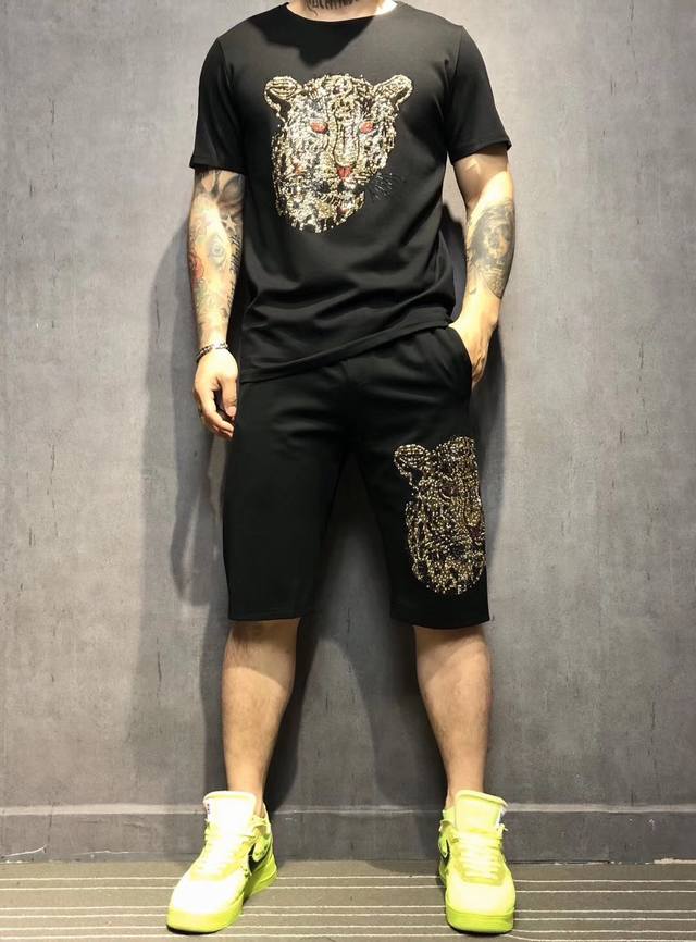 品牌 古奇 Ss春夏最新款套装，限定版 官网同步.专柜橱窗主打皇室系列！定制丝光棉面料.手感柔软.穿着舒适.专柜级别精致车线.做工精细.上身效果无敌帅气、型男必