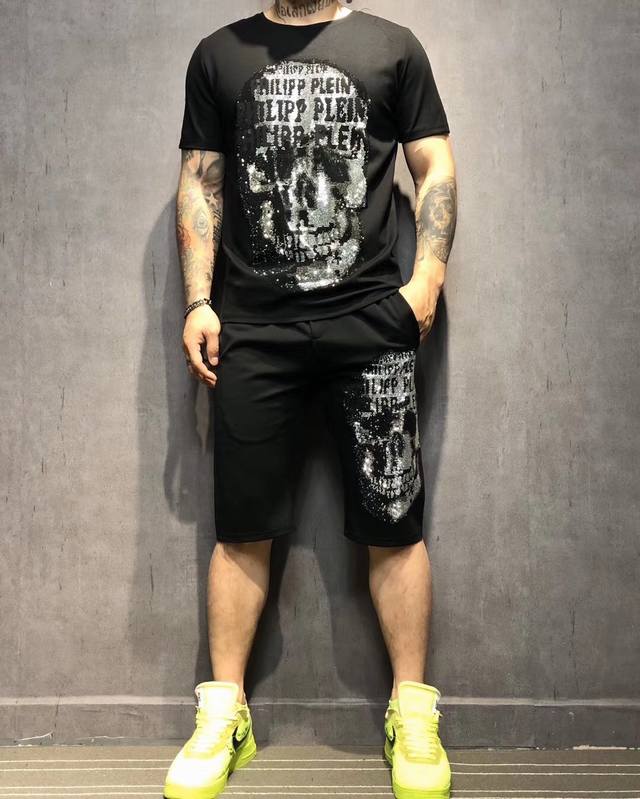 品牌 麦昆 Ss春夏最新款套装，限定版 官网同步.专柜橱窗主打皇室系列！定制丝光棉面料.手感柔软.穿着舒适.专柜级别精致车线.做工精细.上身效果无敌帅气、型男必