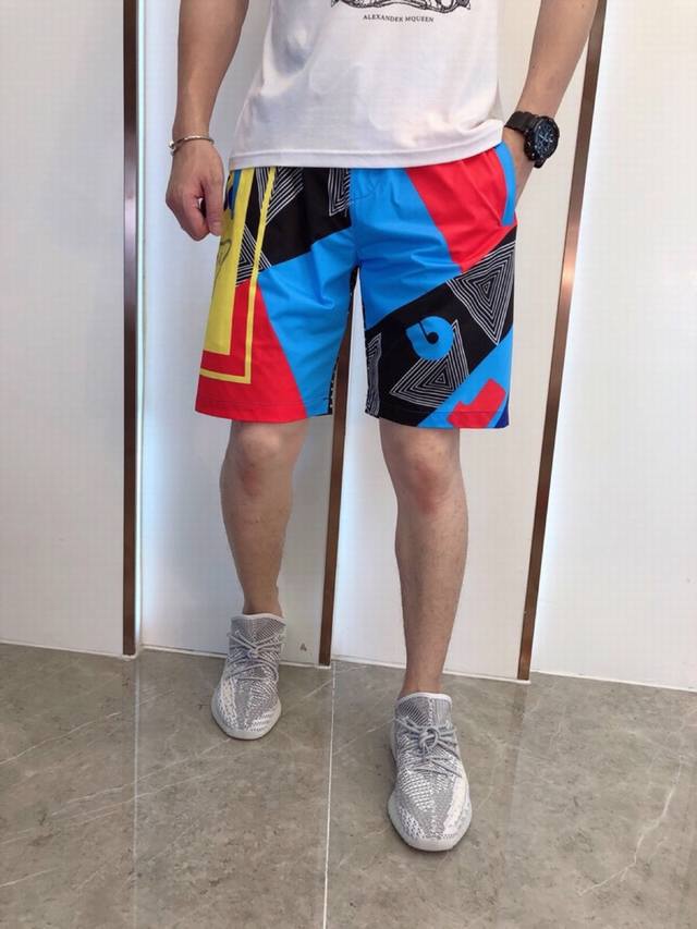 特价 品牌 prada普拉达 春夏新款 短裤穿上不就想脱下来 时单髦品，顶级定制 让你舒适自如 上身非的常赞 采进用口光丝加纯棉，舒适软柔垂顺 透气舒适 喜欢这