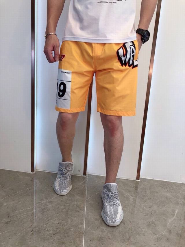 特价 品牌 D&G杜嘉班纳 春夏新款 短裤穿上不就想脱下来 时单髦品，顶级定制 让你舒适自如 上身非的常赞 采进用口光丝加纯棉，舒适软柔垂顺 透气舒适 喜欢这简