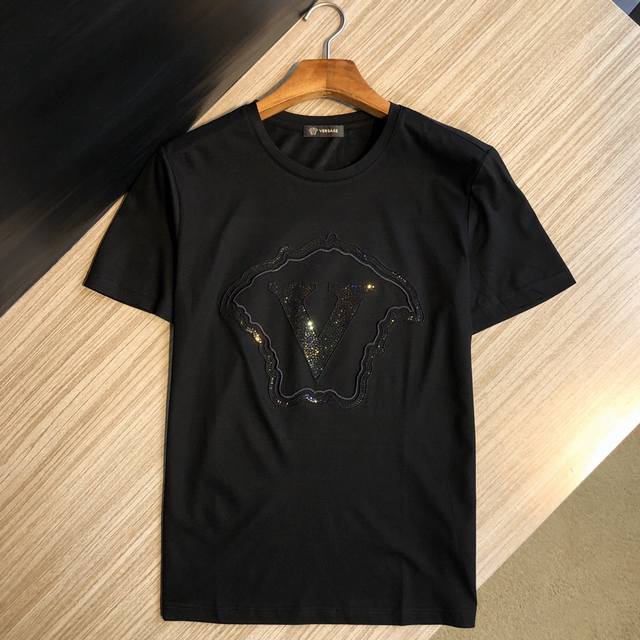 特价 范思哲 Versace 春夏新款 男士刺绣短袖 胸前品牌Logo用亮片串联拼接刺绣工艺制作而成 图案清晰立体 时尚界的大佬们一向对这种设计乐此不彼，顶级订