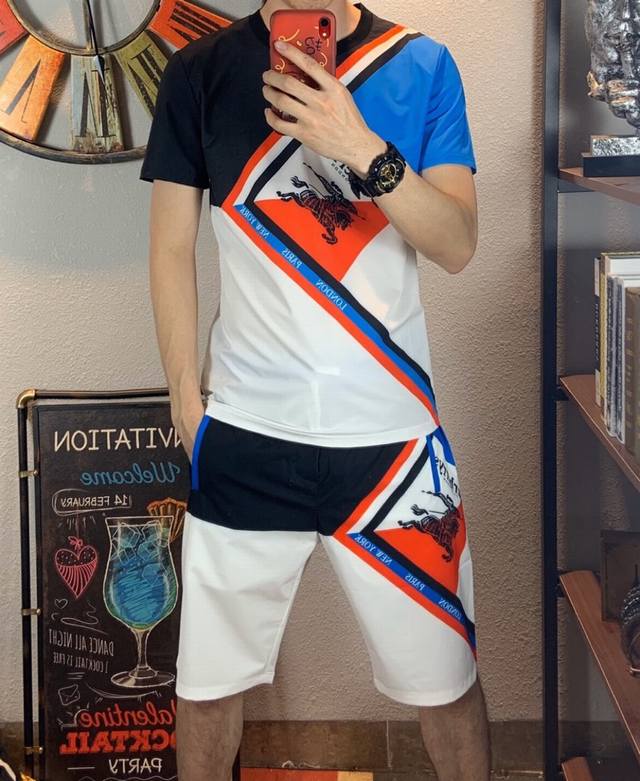 巴宝莉。高品质套装， 春夏季专柜同步，完美复刻！欢迎对比专柜细节！面料柔软透气！很强的质感！ 实物拍摄顶级好货！简约大气！超豪华美感，高密度缝制，一切的细节处理