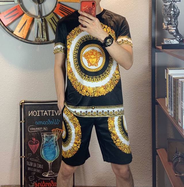 范思哲。高品质套装， 春夏季专柜同步，完美复刻！欢迎对比专柜细节！面料柔软透气！很强的质感！ 实物拍摄顶级好货！简约大气！超豪华美感，高密度缝制，一切的细节处理