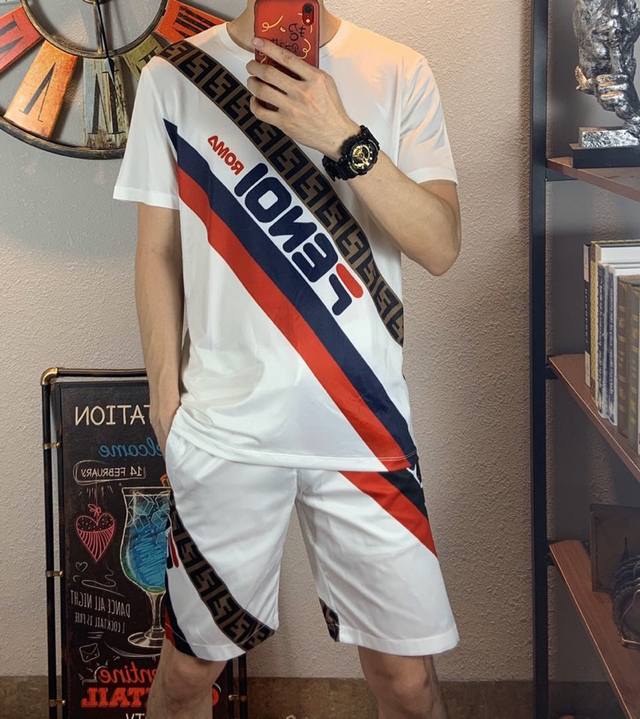 芬迪。高品质套装， 春夏季专柜同步，完美复刻！欢迎对比专柜细节！面料柔软透气！很强的质感！ 实物拍摄顶级好货！简约大气！超豪华美感，高密度缝制，一切的细节处理一