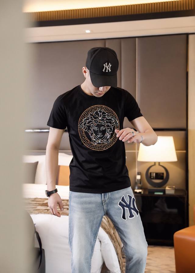 特价 范思哲 专柜实拍顶级双丝光短袖全球顶级男装，简约时尚，从容搭，大气优雅极度舒适体验极品丝光棉所有T裇中最高端面料色泽鲜艳极致顺滑触感细腻不易起皱奢华高贵挺