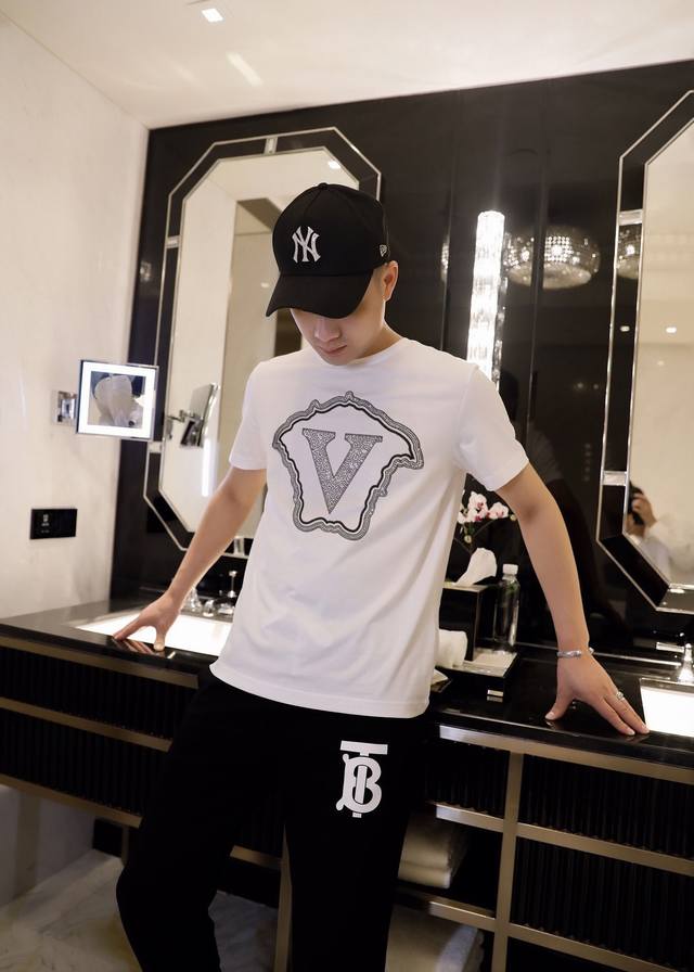 特价 范思哲 专柜实拍顶级双丝光短袖全球顶级男装，简约时尚，从容百搭，大气优雅极度舒适体验极品丝光棉所有T裇中最高端面料色泽鲜艳极致顺滑触感细腻不易起皱奢华高贵