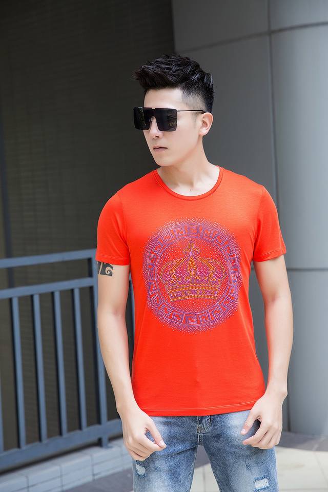 特价 Dg杜嘉班纳 最新款男装短袖圆领T恤 专柜品质。进口丝光棉面料，极为亲肤舒适 摸上去手感非常的细腻，质感很好，做工细致。完美体现立体感 符合品牌一贯的设计