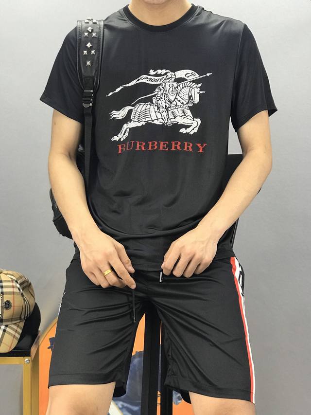 新款套装 巴宝莉套装2680新款男士短裤套装！官网同步销售！市面高端版本！袖子两边Logo拼接，进口3D数码刺绣工艺！。人棉+锦纶面料，手感细腻柔软！让你穿着更