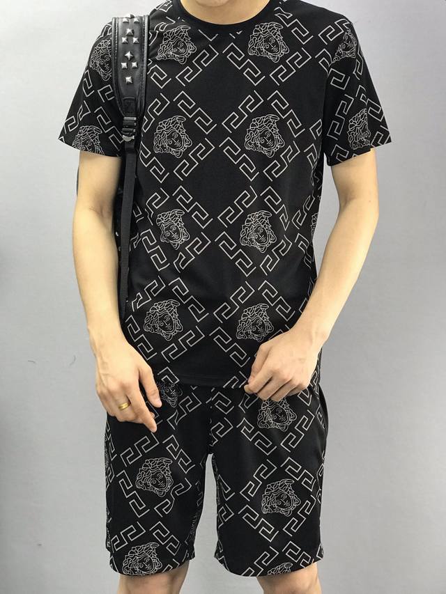 新款套装 范思哲套装2680新款男士短裤套装！官网同步销售！市面高端版本！袖子两边Logo拼接，进口3D数码刺绣工艺！。人棉+锦纶面料，手感细腻柔软！让你穿着更