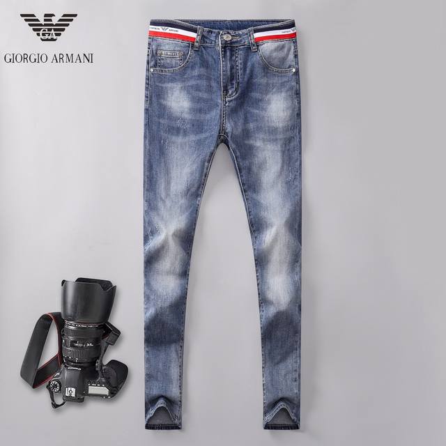 阿玛尼 Armani 柜上同步春夏新品、欧美大牌明星同款牛仔裤，男装工艺破洞个性牛仔裤长裤精选进口弹力面料，精致做工细节，版型设计修身小脚显瘦、适合各种身材！好