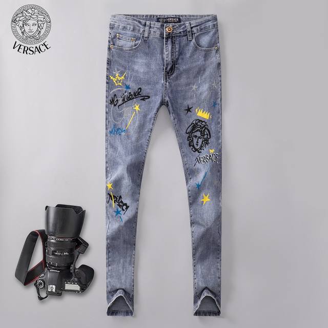 范思哲 Versace 柜上同步春夏新品、欧美大牌明星同款牛仔裤，男装工艺破洞个性牛仔裤长裤精选进口弹力面料，精致做工细节，版型设计修身小脚显瘦、适合各种身材！