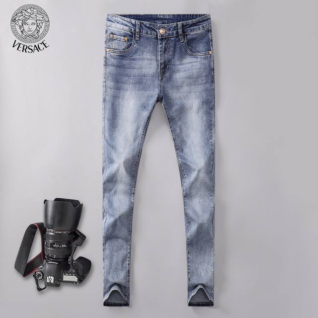 范思哲 Versace 柜上同步春夏新品、欧美大牌明星同款牛仔裤，男装工艺破洞个性牛仔裤长裤精选进口弹力面料，精致做工细节，版型设计修身小脚显瘦、适合各种身材！
