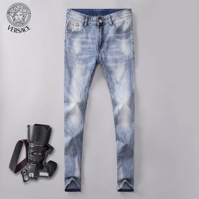Versace 范思哲 柜上同步春夏新品、欧美大牌明星同款牛仔裤，男装工艺破洞个性牛仔裤长裤精选进口弹力面料，精致做工细节，版型设计修身小脚显瘦、适合各种身材！