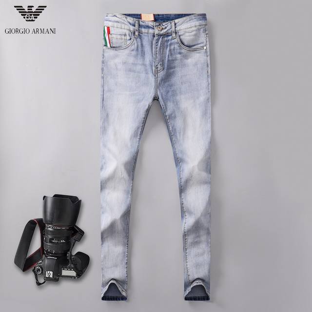 阿玛尼 Armani 柜上同步春夏新品、欧美大牌明星同款牛仔裤，男装工艺破洞个性牛仔裤长裤精选进口弹力面料，精致做工细节，版型设计修身小脚显瘦、适合各种身材！好