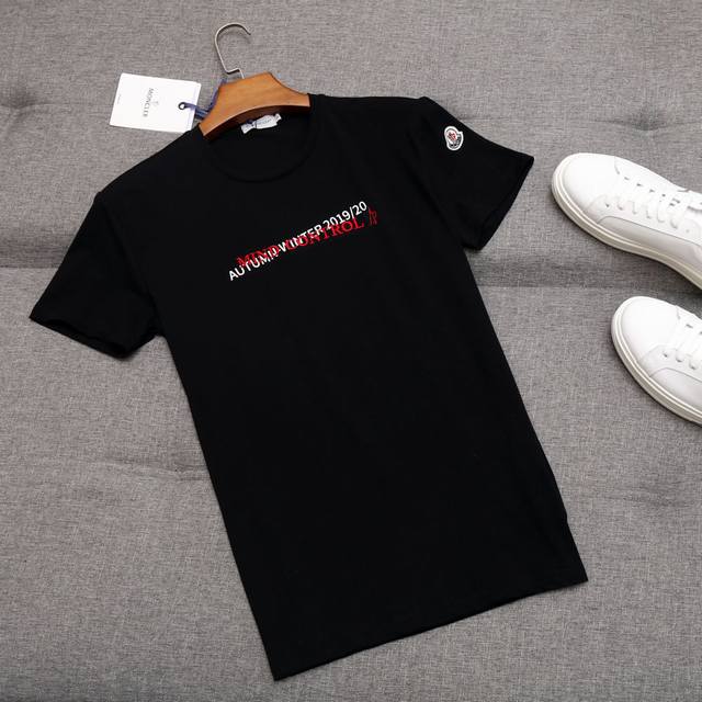 特价 Moncler 蒙口 官网原版，三标齐全， Ss春夏时尚新品，原单狠货，男士圆领T恤衫，采用双丝光面料，简单工艺不失时尚，上身柔软舒适，档次极高，休闲商务