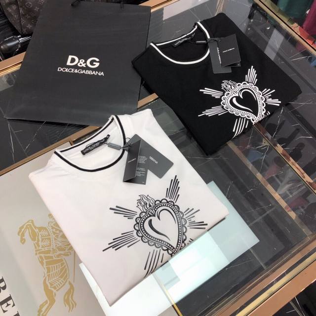 杜嘉班纳 Dolce&Gabbana： 官网春夏最新款圆领时尚短袖T恤，官网同步，专柜丝光棉面料！贴肤舒适，丝滑透气，耐看又好穿，Logo徽章定位印花，极为抢眼