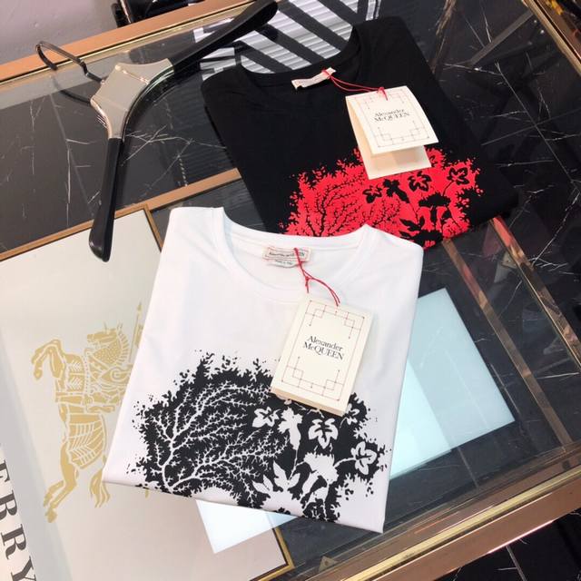 Alexander Mcqueen 麦昆， Ss春夏新款，专柜同步有售，原单狠货，原版1：1高品质顶级定制，进口丝光棉棉圆领T恤，顶级数码骷髅头印花工艺图案，舒