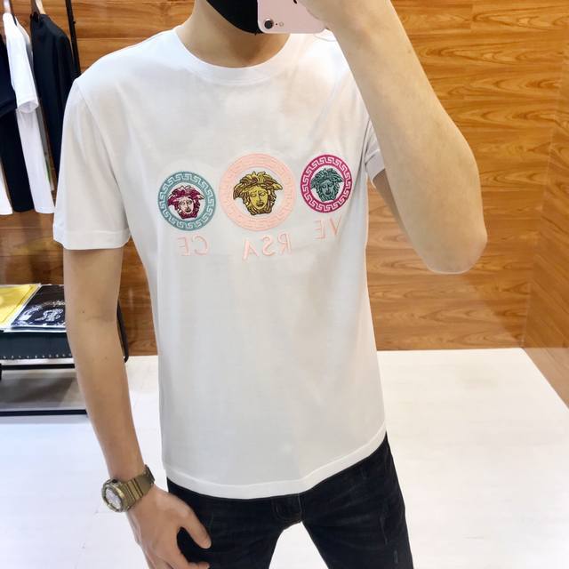 V**Sace 范思*哲 春夏最新款男士短袖T恤 官网同步 高端品质 定制欧洲进口双丝光棉面料 手感柔软细腻 穿着亲肤舒适 超重工 胸前立体刺绣美杜莎Logo设