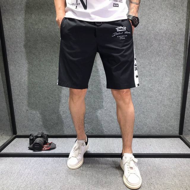 特价 五一假期出行必备 Dg 新款时尚休闲短裤、上身效果非常出色，随便怎么穿都是非常帅气有型！专柜弹力天丝棉面料，贴身舒适，抽绳设计，版型属于立体修身！立体裁剪