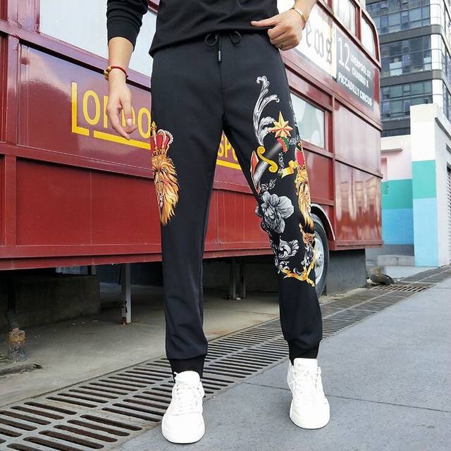 Gucci 古奇 春夏装新品 品牌上线、客供进口高密度轻薄纤维弹性面料 五金附料都是客供 进口印花机品牌大Logo品质源于细节 非常显档次 裤型属于立体剪裁修身