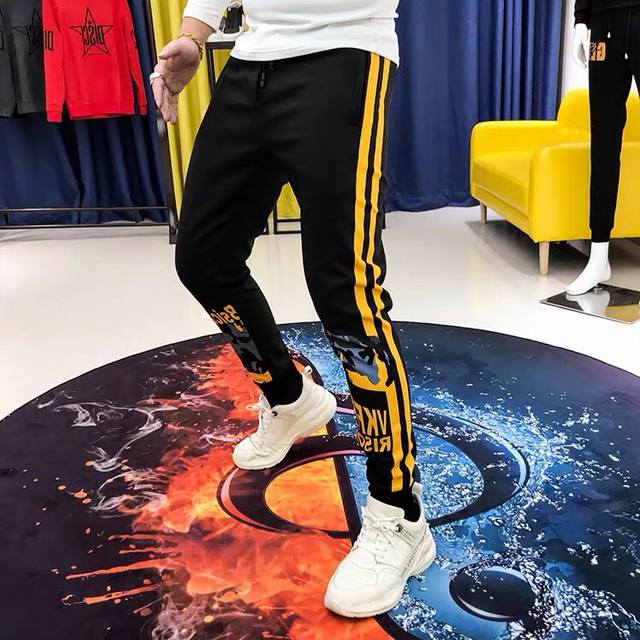 巴黎世家 春夏装新品 品牌上线、客供进口高密度轻薄纤维弹性面料 五金附料都是客供 进口印花机品牌大Logo品质源于细节 非常显档次 裤型属于立体剪裁修身休闲卫裤