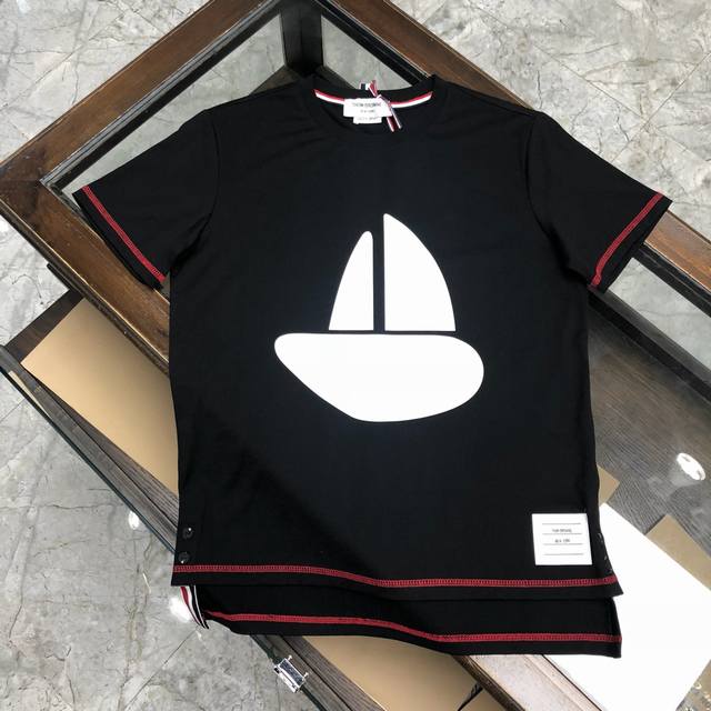 爆短袖套装 Tb 汤姆布朗：春夏款套装！ Ss官网同步款 实物拍摄顶级好货最新顶尖官网原单，全新体验 专柜面料立体剪裁 全新五金配件、手感细腻柔软 上身舒适透气