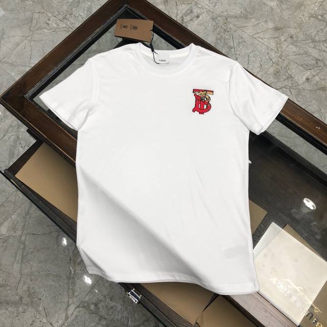 爆短袖套装 Burberry 巴宝莉：春夏款套装！ Ss官网同步款 实物拍摄顶级好货最新顶尖官网原单，全新体验 专柜面料立体剪裁 全新五金配件、手感细腻柔软 上