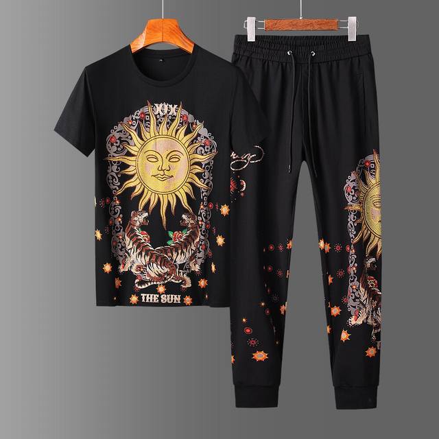 新款，官网在售 男士休闲套装 优选定制混纺 舒适 透气 凉爽 百搭好穿易打理 时尚更显瘦 夏季 一个舒适清爽的季节 不能有一点儿被束缚的感觉 自带清凉感 丝滑免