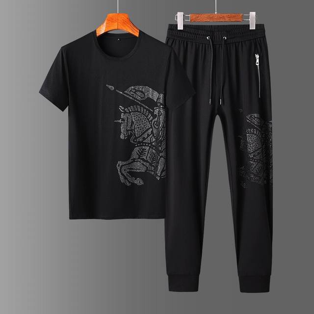 巴宝莉 Burberry 重磅推荐！ Ss夏季新品 专柜同步 奢华极致奢华图案短袖T恤套装 极为亲肤舒适 摸上去非常的细腻 好的作品不单单体现在面料上，版型上都