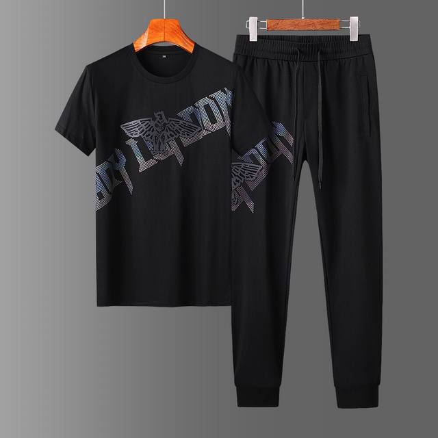 专柜休闲套装。定制原版面料、支数细腻柔软，线条流畅，设计感十足，完美品相工艺。休闲出街首选套装。码数：48-56