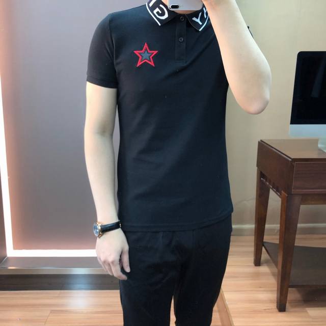 纪梵希。 春夏官网最新款男士短袖翻领polot恤，超有型的一款单品，极具元素风格化，顶级客供订织珠地棉面料，肌理纹路非常细腻，光泽度与质感优越，亲肤体验感极佳，