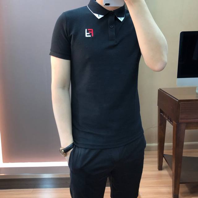 芬迪。 春夏官网最新款男士短袖翻领polot恤，超有型的一款单品，极具元素风格化，顶级客供订织珠地棉面料，肌理纹路非常细腻，光泽度与质感优越，亲肤体验感极佳，视