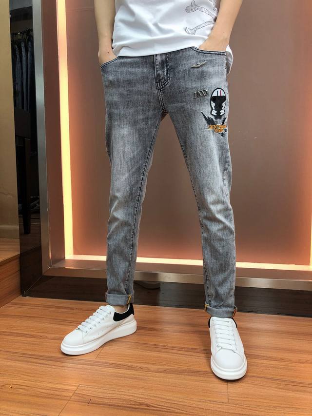 古奇Ny。 官网最新春夏款弹力牛仔裤长裤，秋季爆款 立体剪裁修身小脚 面料有弹力柔软舒适 原单工厂p定制五金配件 款式简约大气、高端品质更显奢华 ！尺码：28-