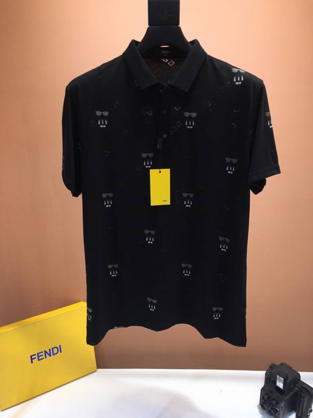 Fendi 芬迪， Ss春夏最新品，专柜同步有售，进口丝光珠地网眼透气面料，定制原版螺纹，全身经典老佛爷印花图案，档次极高，版型超正，简约时尚，洗后不易变形，黑