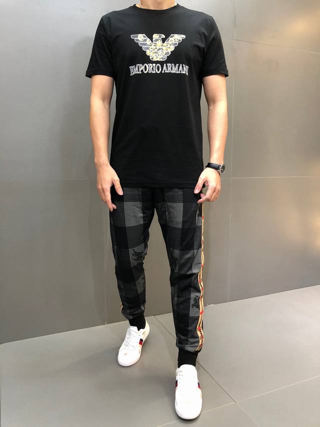 阿玛尼。穿200斤以上。 年最新爆款短袖T恤。专柜同步，滴塑原料图案。整体图案简洁大方而又不失格调，经典奢华品牌Logo 面料选用进口丝光棉。手感舒适顺滑，上身