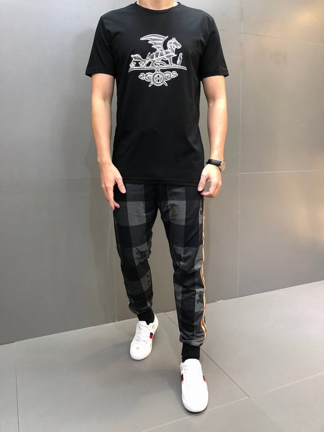 爱马仕。穿200斤以上。 年最新爆款短袖T恤。专柜同步，滴塑原料图案。整体图案简洁大方而又不失格调，经典奢华品牌Logo 面料选用进口丝光棉。手感舒适顺滑，上身