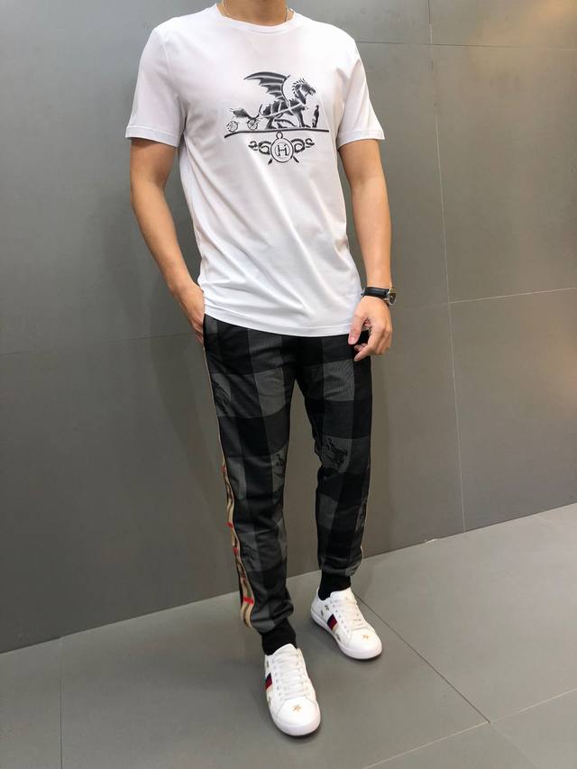 爱马仕 穿200斤以上。 年最新爆款短袖T恤。专柜同步，滴塑原料图案。整体图案简洁大方而又不失格调，经典奢华品牌Logo 面料选用进口丝光棉。手感舒适顺滑，上身