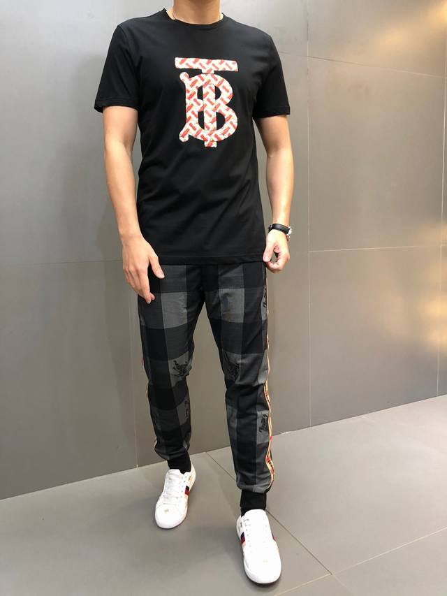 巴宝莉 穿200斤以上。 年最新爆款短袖T恤。专柜同步，滴塑原料图案。整体图案简洁大方而又不失格调，经典奢华品牌Logo 面料选用进口丝光棉。手感舒适顺滑，上身