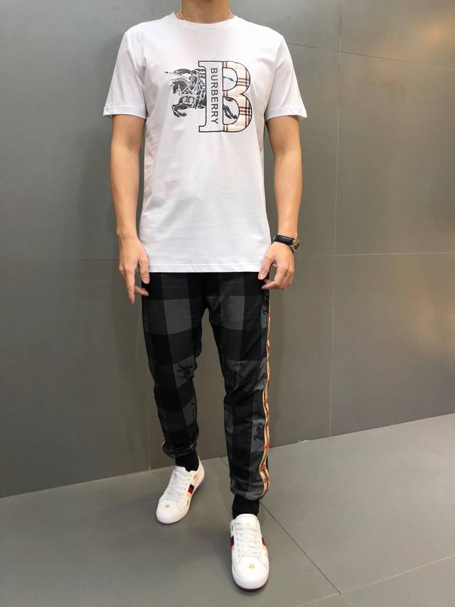 巴宝莉。穿200斤以上。 年最新爆款短袖T恤。专柜同步，滴塑原料图案。整体图案简洁大方而又不失格调，经典奢华品牌Logo 面料选用进口丝光棉。手感舒适顺滑，上身