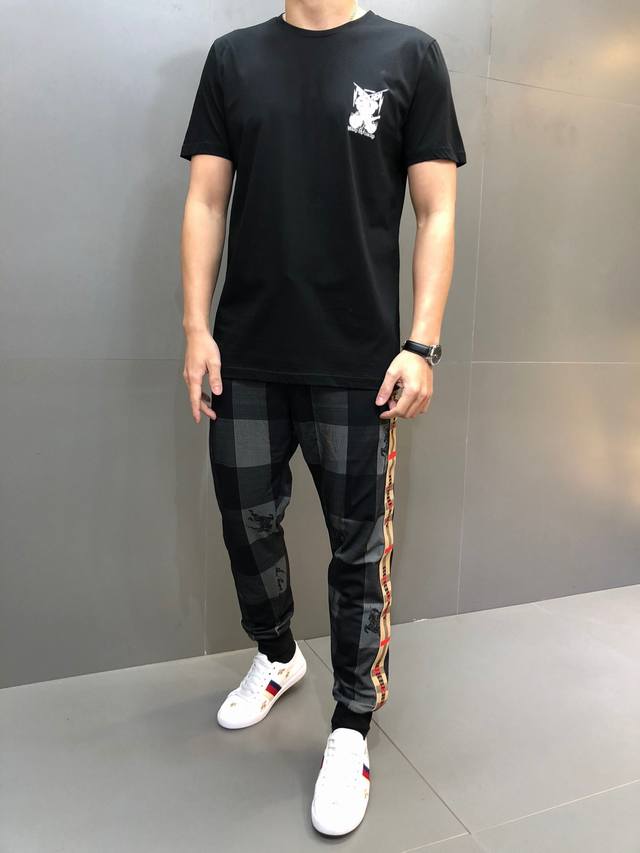 pp。穿200斤以上。 年最新爆款短袖T恤。专柜同步，滴塑原料图案。整体图案简洁大方而又不失格调，经典奢华品牌Logo 面料选用进口丝光棉。手感舒适顺滑，上身透