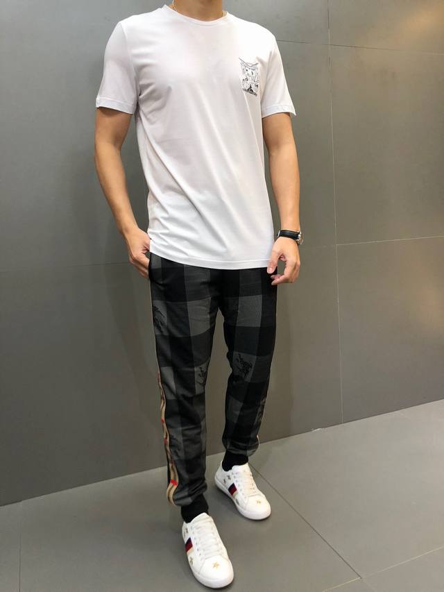 pp。穿200斤以上。 年最新爆款短袖T恤。专柜同步，滴塑原料图案。整体图案简洁大方而又不失格调，经典奢华品牌Logo 面料选用进口丝光棉。手感舒适顺滑，上身透