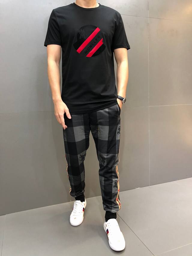 蒙口。穿200斤以上。 年最新爆款短袖T恤。专柜同步，滴塑原料图案。整体图案简洁大方而又不失格调，经典奢华品牌Logo 面料选用进口丝光棉。手感舒适顺滑，上身透